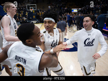 Berkeley, CA, USA. 28 Feb, 2019. A. in Kalifornien goldenen Bären guard Paris Austin (3), vorne rechts (10) und das Land Nordrhein-Westfalen Zentrum Connor Vanover (23) feiern eine atemberaubende über AP gewinnen, geordnetes #25 Washington nach Basketball Spiel der NCAA Men zwischen der Washington Huskies und den Kalifornien goldenen Bären. Kalifornien gewann 76-73 an Hass Pavillon, Berkeley Kalifornien Thurman James/CSM/Alamy leben Nachrichten Stockfoto