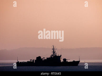 Hafen von Cork, Cork, Irland. 1 Mär, 2019. Naval Service Schiff L. É. Orla vor Anker im Hafen von Cork nach kehrte sie in Haulbowline nach aktiven Dienst, wo Sie zwei Nordirland beschlagnahmt zu base-Register eingetragenen Schiffe vor der Küste in der Nähe von Dundalk für das Überqueren von Gewässern ausschließlich für Irische Boote reserviert. Quelle: David Creedon/Alamy leben Nachrichten Stockfoto