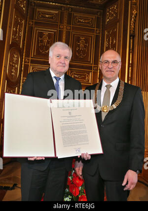 Augsburg, Deutschland. 01 Mär, 2019. Horst Seehofer, Bundesminister des Innern (l, CSU) ist Ehrenbürger der Stadt von Kurt Gribl (CSU), Oberbürgermeister der Stadt Augsburg im Goldenen Saal des Rathauses. Horst Seehofer Dienstleistungen zu neuen der Stadt Universitätsklinikum sind entscheidend. Foto: Karl-Josef Hildenbrand/dpa/Alamy leben Nachrichten Stockfoto