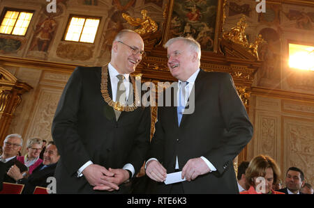 Augsburg, Deutschland. 01 Mär, 2019. Horst Seehofer, Bundesminister des Innern (r, CSU) steht mit Kurt Gribl (CSU), Oberbürgermeister der Stadt Augsburg im Goldenen Saal des Rathauses. Seehofer solle die Ehrenbürgerwürde der Stadt verliehen. Horst Seehofer Dienstleistungen zu neuen der Stadt Universitätsklinikum sind entscheidend. Foto: Karl-Josef Hildenbrand/dpa/Alamy leben Nachrichten Stockfoto