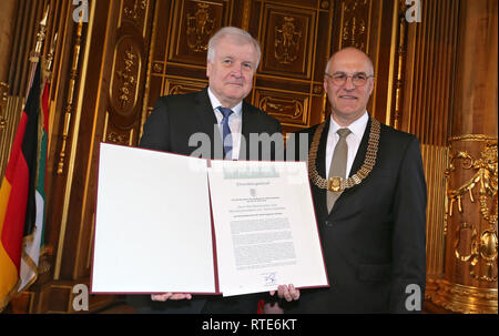 Augsburg, Deutschland. 01 Mär, 2019. Horst Seehofer, Bundesminister des Innern (l, CSU) ist Ehrenbürger der Stadt von Kurt Gribl (CSU), Oberbürgermeister der Stadt Augsburg im Goldenen Saal des Rathauses. Horst Seehofer Dienstleistungen zu neuen der Stadt Universitätsklinikum sind entscheidend. Foto: Karl-Josef Hildenbrand/dpa/Alamy leben Nachrichten Stockfoto