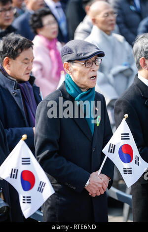 Seoul, Südkorea. 1 Mär, 2019. Menschen singen South Korea's Nationalhymne während einer Zeremonie zum 100. Jahrestag des 1. März Unabhängigkeitsbewegung gegen Japanische koloniale Besetzung in Seoul, Südkorea, 1. März 2019. Credit: Wang Jingqiang/Xinhua/Alamy leben Nachrichten Stockfoto