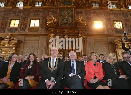 Augsburg, Deutschland. 01 Mär, 2019. Horst Seehofer, Bundesminister des Innern (M CSU) sitzt mit Kurt Gribl (CSU), Oberbürgermeister der Stadt Augsburg im Goldenen Saal des Rathauses. Seehofer solle die Ehrenbürgerwürde der Stadt verliehen. Horst Seehofer Dienstleistungen zu neuen der Stadt Universitätsklinikum sind entscheidend. Foto: Karl-Josef Hildenbrand/dpa/Alamy leben Nachrichten Stockfoto