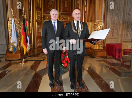 Augsburg, Deutschland. 01 Mär, 2019. Horst Seehofer, Bundesminister des Innern (l, CSU) ist Ehrenbürger der Stadt von Kurt Gribl (CSU), Oberbürgermeister der Stadt Augsburg im Goldenen Saal des Rathauses. Horst Seehofer Dienstleistungen zu neuen der Stadt Universitätsklinikum sind entscheidend. Foto: Karl-Josef Hildenbrand/dpa/Alamy leben Nachrichten Stockfoto