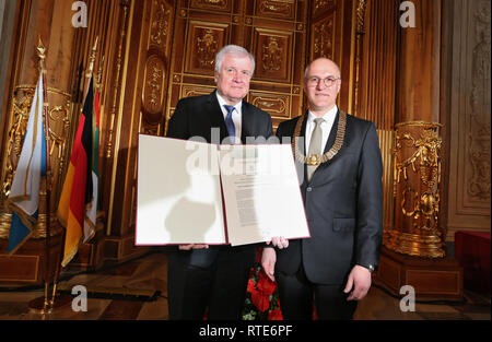 Augsburg, Deutschland. 01 Mär, 2019. Horst Seehofer, Bundesminister des Innern (l, CSU) ist Ehrenbürger der Stadt von Kurt Gribl (CSU), Oberbürgermeister der Stadt Augsburg im Goldenen Saal des Rathauses. Horst Seehofer Dienstleistungen zu neuen der Stadt Universitätsklinikum sind entscheidend. Foto: Karl-Josef Hildenbrand/dpa/Alamy leben Nachrichten Stockfoto