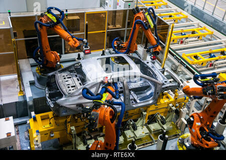 Guangzhou, China. 1. März, 2019. Roboter und Messen auf der Produktionslinie im Werk in Guangzhou. Offizieller Start des GAC NE Aion S elektrische Auto berechnet als die chinesischen Tesla Modell 3 Killer im GAC NE Fabrik in Guangzhou, Provinz Guangdong, China. Mark Andrews/Alamy leben Nachrichten Stockfoto