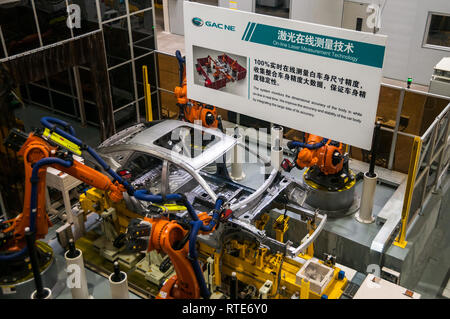 Guangzhou, China. 1. März, 2019. Roboter und Messen auf der Produktionslinie im Werk in Guangzhou. Offizieller Start des GAC NE Aion S elektrische Auto berechnet als die chinesischen Tesla Modell 3 Killer im GAC NE Fabrik in Guangzhou, Provinz Guangdong, China. Mark Andrews/Alamy leben Nachrichten Stockfoto