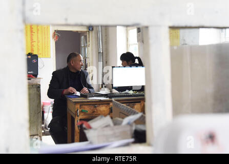 (190301) - jinan, März 1, 2019 (Xinhua) - Zhao Kuifa (L) behandelt einen Patienten in der ländlichen Klinik am Huangchao Dorf Liubu Township in Jinan, der Hauptstadt der ostchinesischen Provinz Shandong, Feb 27, 2019. 60-jährige Zhao Kuifa arbeitet als ländliche Arzt seit über 40 Jahren bei Huangchao Dorf. Zhao muss über 60 Kilometer zu fahren jeden Tag der Landbevölkerung zu behandeln, da medizinische Dienste Zhao für Patienten erbracht werden weitgehend durch die ländlichen Bewohner von Huangchao und in den angrenzenden Dörfern anerkannt sind. Liubu Township, wo Zhao profitiert von grundlegende Medizin Subventionen wie China arbeitet, hat introduc Stockfoto