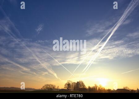 Code Streifen am Himmel über Schleswig bei Sonnenuntergang am frühen Abend im späten Winter. In Verschwörungstheorien, diese dünne Wolken durch Flugzeuge werden auch als Chemtrails bezeichnet. Chemtrail ist ein portmanteau der Englischen chemische für Chemikalien und Kondensstreifen für Kondensstreifen, in Deutscher Sprache, über chemische Streifen. | Verwendung weltweit Stockfoto