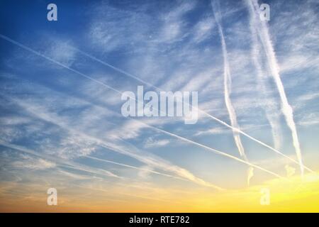 Code Streifen am Himmel über Schleswig bei Sonnenuntergang am frühen Abend im späten Winter. In Verschwörungstheorien, diese dünne Wolken durch Flugzeuge werden auch als Chemtrails bezeichnet. Chemtrail ist ein portmanteau der Englischen chemische für Chemikalien und Kondensstreifen für Kondensstreifen, in Deutscher Sprache, über chemische Streifen. | Verwendung weltweit Stockfoto