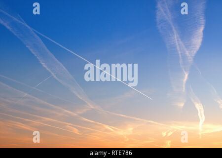 Code Streifen am Himmel über Schleswig bei Sonnenuntergang am frühen Abend im späten Winter. In Verschwörungstheorien, diese dünne Wolken durch Flugzeuge werden auch als Chemtrails bezeichnet. Chemtrail ist ein portmanteau der Englischen chemische für Chemikalien und Kondensstreifen für Kondensstreifen, in Deutscher Sprache, über chemische Streifen. | Verwendung weltweit Stockfoto