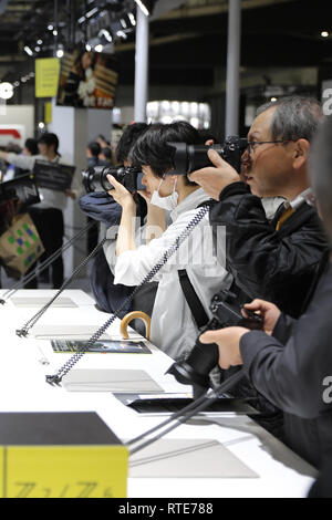 Yokohama. 1 Mär, 2019. Foto am 1. März 2019 zeigt Menschen, die Testaufnahmen mit Kameras während der CP Kamera & Foto Imaging Show 2019 in Yokohama, Japan. Die Show ist hier von Februar 28 bis 3. März statt. Credit: Du Xiaoyi/Xinhua/Alamy leben Nachrichten Stockfoto