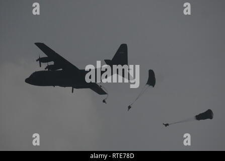 Malang, Indonesien. 1 Mär, 2019. Indonesische Luftwaffe Mitglieder beteiligen sich an einem Fallschirm Ausbildung in Malang, Ost Java, Indonesien, 1. März 2019. Credit: Aditya Hendra/Xinhua/Alamy leben Nachrichten Stockfoto