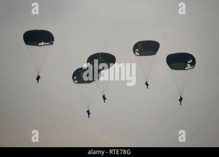 Malang, Indonesien. 1 Mär, 2019. Indonesische Luftwaffe Mitglieder beteiligen sich an einem Fallschirm Ausbildung in Malang, Ost Java, Indonesien, 1. März 2019. Credit: Aditya Hendra/Xinhua/Alamy leben Nachrichten Stockfoto