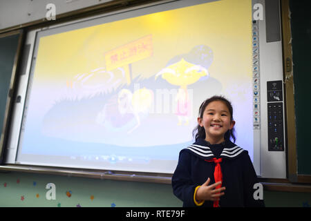 Xining, Provinz Qinghai in China. 1 Mär, 2019. Eine zweite-grade Student besucht eine Klasse zu Beginn des neuen Begriff an einer Schule in Xining, Provinz Qinghai im Nordwesten Chinas, 1. März 2019. Credit: Zhang Hongxiang/Xinhua/Alamy leben Nachrichten Stockfoto