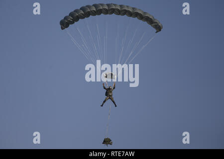 Kathmandu, Nepal. 1 Mär, 2019. Eine nepalesische Armee Sprünge in der Luft mit einem Fallschirm während des Grand Generalprobe für den bevorstehenden Armee Tag der Armee Pavillon in Kathmandu, Nepal am Freitag, März 01, 2019. Credit: Skanda Gautam/ZUMA Draht/Alamy leben Nachrichten Stockfoto