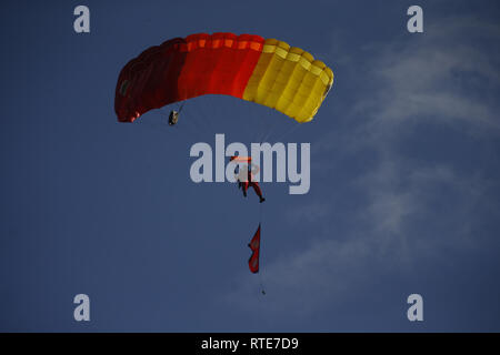 Kathmandu, Nepal. 1 Mär, 2019. Eine nepalesische Armee Sprünge in der Luft mit einem Fallschirm während des Grand Generalprobe für den bevorstehenden Armee Tag der Armee Pavillon in Kathmandu, Nepal am Freitag, März 01, 2019. Credit: Skanda Gautam/ZUMA Draht/Alamy leben Nachrichten Stockfoto