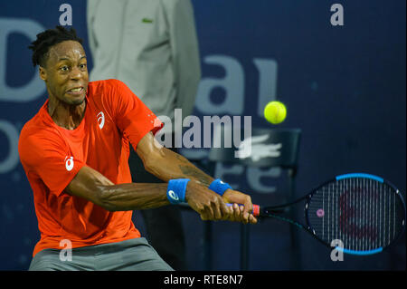 Dubai, VAE. 1. März 2019. Gael Monfils von Frankreich spielt eine Rückhand während seiner im Halbfinale gegen Stefanos Tsitsipas von Griechenland 2019 Dubai Duty Free Tennis Meisterschaften. Monfils verloren das Spiel 6-4, 6-7 (4-7), 6-7 (4-7) Credit: Feroz Khan/Alamy leben Nachrichten Stockfoto