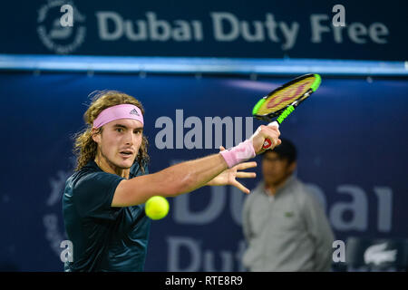 Dubai, VAE. 1. März 2019. Stefanos Tsitsipas Griechenlands auf seinem Weg zum Sieg das Halbfinale gegen Gael Monfils von Frankreich im Halbfinale der 2019 Dubai Duty Free Tennis Meisterschaften. Tsitsipas gewann 4-6, 7-6 (7-4), 7-6 (7-4) Credit: Feroz Khan/Alamy leben Nachrichten Stockfoto