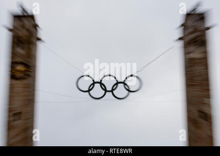 Berlin, Deutschland. 01 Mär, 2019. Die Olympischen Ringe am Osttor des Berliner Olympiastadion gesehen werden kann. (Wisch-waschanlage Wirkung durch Zoomen) Credit: Christoph Soeder/dpa/Alamy leben Nachrichten Stockfoto