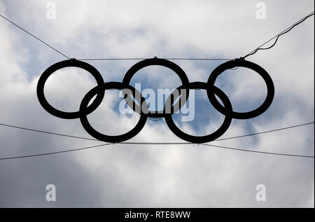 Berlin, Deutschland. 01 Mär, 2019. Die Olympischen Ringe am Osttor des Berliner Olympiastadion gesehen werden kann. In der Stadt, die Impulse für eine Neue Olympia-bewerbung durch die deutsche Hauptstadt hat heftige Diskussionen ausgelöst. Vor allem das Jahr 2036, in der Berliner Innen und Sport Senator Andreas Geisel (SPD) - genau 100 Jahre nach dem Sommer Spiele während der NS-Diktatur - stark diskutiert. Credit: Christoph Soeder/dpa/Alamy leben Nachrichten Stockfoto