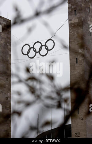 Berlin, Deutschland. 01 Mär, 2019. Die Olympischen Ringe am Osttor des Berliner Olympiastadion gesehen werden kann. In der Stadt, die Impulse für eine Neue Olympia-bewerbung durch die deutsche Hauptstadt hat heftige Diskussionen ausgelöst. Vor allem das Jahr 2036, in der Berliner Innen und Sport Senator Andreas Geisel (SPD) - genau 100 Jahre nach dem Sommer Spiele während der NS-Diktatur - stark diskutiert. Credit: Christoph Soeder/dpa/Alamy leben Nachrichten Stockfoto