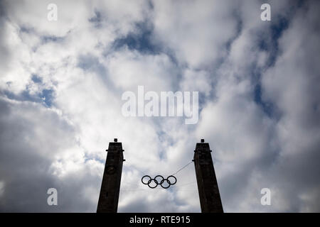 Berlin, Deutschland. 01 Mär, 2019. Die Olympischen Ringe am Osttor des Berliner Olympiastadion gesehen werden kann. In der Stadt, die Impulse für eine Neue Olympia-bewerbung durch die deutsche Hauptstadt hat heftige Diskussionen ausgelöst. Vor allem das Jahr 2036, in der Berliner Innen und Sport Senator Andreas Geisel (SPD) - genau 100 Jahre nach dem Sommer Spiele während der NS-Diktatur - stark diskutiert. Credit: Christoph Soeder/dpa/Alamy leben Nachrichten Stockfoto