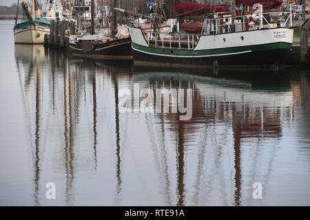 Greifswald, Deutschland. 01 Mär, 2019. Im Museum Hafen am Fluss Ryck, traditionelle Schiffe sind im Wasser spiegelt. Quelle: Stefan Sauer/dpa/Alamy leben Nachrichten Stockfoto