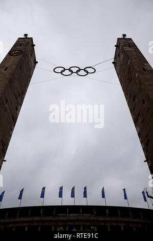 Berlin, Deutschland. 01 Mär, 2019. Die Olympischen Ringe am Osttor des Berliner Olympiastadion gesehen werden kann. In der Stadt, die Impulse für eine Neue Olympia-bewerbung durch die deutsche Hauptstadt hat heftige Diskussionen ausgelöst. Vor allem das Jahr 2036, in der Berliner Innen und Sport Senator Andreas Geisel (SPD) - genau 100 Jahre nach dem Sommer Spiele während der NS-Diktatur - stark diskutiert. Credit: Christoph Soeder/dpa/Alamy leben Nachrichten Stockfoto