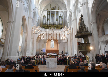 Greifswald, Deutschland. 01 Mär, 2019. Zahlreiche Gläubige nehmen an einem Gottesdienst in der protestantischen Kathedrale St. Nikolai nach Greifswald. Greifswald ist der Sitz des Bischofs, wie sie im Sprengel Mecklenburg und Pommern. Der neue Bischof im Bezirk ist der Rostocker ökumenischen Pastor Jeremias. Quelle: Stefan Sauer/dpa/Alamy leben Nachrichten Stockfoto