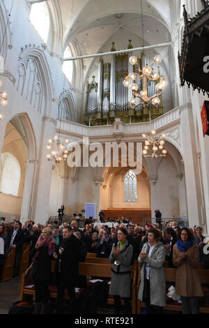 Greifswald, Deutschland. 01 Mär, 2019. Zahlreiche Gläubige nehmen an einem Gottesdienst in der protestantischen Kathedrale St. Nikolai nach Greifswald. Greifswald ist der Sitz des Bischofs, wie sie im Sprengel Mecklenburg und Pommern. Der neue Bischof im Bezirk ist der Rostocker ökumenischen Pastor Jeremias. Quelle: Stefan Sauer/dpa/Alamy leben Nachrichten Stockfoto