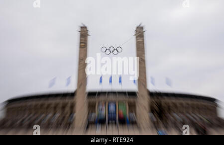 Berlin, Deutschland. 01 Mär, 2019. Die Olympischen Ringe am Osttor des Berliner Olympiastadion gesehen werden kann. In der Stadt, die Impulse für eine Neue Olympia-bewerbung durch die deutsche Hauptstadt hat heftige Diskussionen ausgelöst. Vor allem das Jahr 2036, in der Berliner Innen und Sport Senator Andreas Geisel (SPD) - genau 100 Jahre nach dem Sommer Spiele während der NS-Diktatur - stark diskutiert. (Wisch-waschanlage Wirkung durch Zoomen) Credit: Christoph Soeder/dpa/Alamy leben Nachrichten Stockfoto