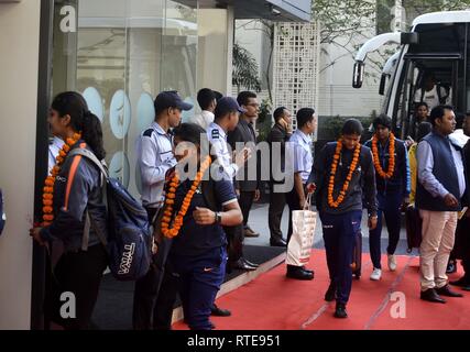 Guwahati, Assam, Indien. 01 Mär, 2019. Cricket Team der indischen Frauen kommt in Guwahati am 01.März 2019. Frauen cricket Serie zwischen Indien und England. Der indische Frauen T20 Cricket Match gegen England wird ab 4. März, 10. März 2019 abgehalten werden, bei Barsapara Stadion in Guwahati. Credit: Hafiz Ahmed/Alamy leben Nachrichten Stockfoto
