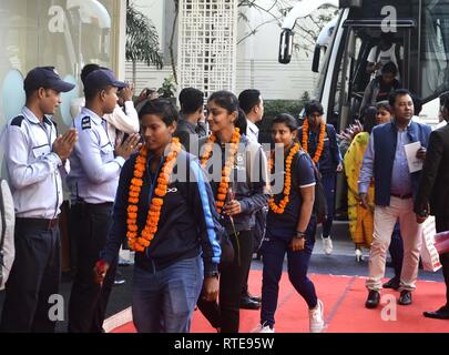 Guwahati, Assam, Indien. 01 Mär, 2019. Cricket Team der indischen Frauen kommt in Guwahati am 01.März 2019. Frauen cricket Serie zwischen Indien und England. Der indische Frauen T20 Cricket Match gegen England wird ab 4. März, 10. März 2019 abgehalten werden, bei Barsapara Stadion in Guwahati. Credit: Hafiz Ahmed/Alamy leben Nachrichten Stockfoto