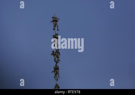 Kathmandu, Nepal. 1 Mär, 2019. Angehörige der nepalesischen Armee hängen von einem Hubschrauber während der Generalprobe für die bevorstehende Armee Tag an Tundhikhel in Kathmandu, Nepal, am 1. März 2019. Credit: Sulav Shrestha/Xinhua/Alamy leben Nachrichten Stockfoto