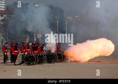 Kathmandu, Nepal. 1 Mär, 2019. Die nepalesische Armee das Feuer Kanonen während der Generalprobe für die bevorstehende Armee Tag an Tundhikhel in Kathmandu, Nepal, am 1. März 2019. Credit: Sulav Shrestha/Xinhua/Alamy leben Nachrichten Stockfoto