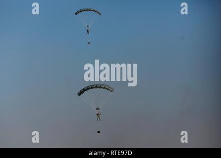 Kathmandu, Nepal. 1 Mär, 2019. Die nepalesische Armee Fallschirm Fähigkeiten während der Generalprobe für die bevorstehende Armee Tag an Tundhikhel in Kathmandu, Nepal demonstrieren, am 1. März 2019. Credit: Sulav Shrestha/Xinhua/Alamy leben Nachrichten Stockfoto