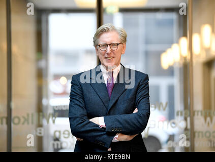 01. März 2019, Berlin: Theo Koll steht im ZDF-Studio in der Hauptstadt Berlin. Koll Leiter der Hauptstadt Studio seit März 2019 und hat Gastgeber der ZDF-Programm "Berlin-direkt" seit 24.02.2019. Foto: Britta Pedersen/dpa-Zentralbild/ZB Stockfoto