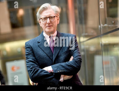 01. März 2019, Berlin: Theo Koll steht im ZDF-Studio in der Hauptstadt Berlin. Koll Leiter der Hauptstadt Studio seit März 2019 und hat Gastgeber der ZDF-Programm "Berlin-direkt" seit 24.02.2019. Foto: Britta Pedersen/dpa-Zentralbild/ZB Stockfoto