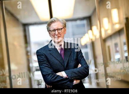 01. März 2019, Berlin: Theo Koll steht im ZDF-Studio in der Hauptstadt Berlin. Koll Leiter der Hauptstadt Studio seit März 2019 und hat Gastgeber der ZDF-Programm "Berlin-direkt" seit 24.02.2019. Foto: Britta Pedersen/dpa-Zentralbild/ZB Stockfoto