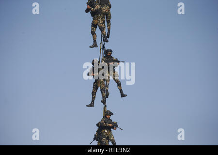 Kathmandu, Nepal. 1 Mär, 2019. Die nepalesische Armee Soldaten hängen auf einem Seil von einer Armee chopper als Teil eines Bohrers während des Grand Generalprobe für den bevorstehenden Armee Tag der Armee Pavillon in Kathmandu, Nepal. Credit: Skanda Gautam/ZUMA Draht/Alamy leben Nachrichten Stockfoto