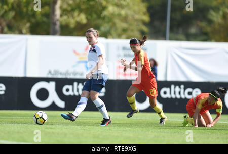 Albufeira, Portugal. 1 Mär, 2019. Isabell Herlovsen (L) Norwegen Kerben während der Gruppe C Spiel zwischen China und Norwegen bei Fussball Einladungs des 2019 Algarve Cup Frauen Turnier in Lissabon, Portugal, 1. März 2019. Norwegen gewann 3-1. Credit: Zheng Huansong/Xinhua/Alamy leben Nachrichten Stockfoto