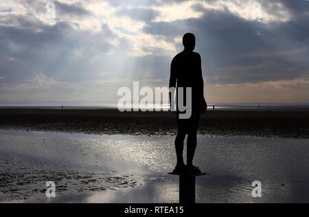 Crosby, Merseyside, UK. 1. März 2019. Typisch Britisch wechselhaft Wetter über Anthony's Gormley" an einen anderen Ort "Kunst installation, Bügeleisen vermummte Gestalten auf Crosby Strand fixiert. Das Wetter ist diese Woche stürmisch zu drehen. Premos/Alamy leben Nachrichten Stockfoto