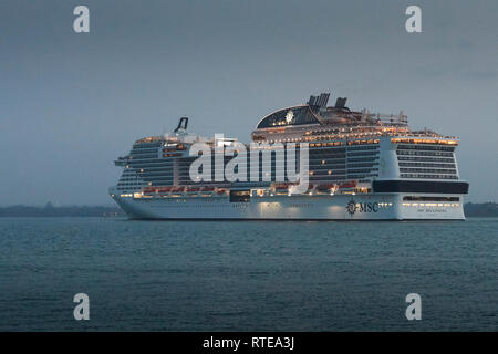 Southampton, Großbritannien. 01. März, 2019. MSC Kreuzfahrten neue Flag Ship, MSC BELLISSIMA, auf der Jungfernfahrt von St. Nazaire, Frankreich, in den Hafen von Southampton, UK. 1. März 2019. Credit: Jon Lord/Alamy leben Nachrichten Stockfoto