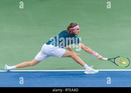 Dubai, VAE. 01. März, 2019. Stefanos Tsitsipas von Griechenland erstreckt sich über die Kugel im semi Finale gegen Gael Monfils von Frankreich während der Dubai Duty Free Tennis Meisterschaft am Dubai International Tennis Stadium, Dubai, UAE am 01. März 2019. Foto von Grant Winter. Credit: UK Sport Pics Ltd/Alamy leben Nachrichten Stockfoto