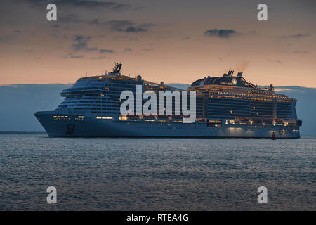 Southampton, Großbritannien. 1 Mär, 2019. Sonnenaufgang über dem MSC Kreuzfahrten neue Flag Ship, MSC BELLISSIMA, auf der Jungfernfahrt von St. Nazaire, Frankreich, Southampton, UK. 1 Mär, 2019. Credit: Jon Lord/Alamy leben Nachrichten Stockfoto