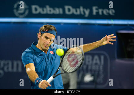 Dubai, VAE. 1. März 2019. Ehemalige Welt Nr. 1 Roger Federer von der Schweiz während seiner geraden Sätzen gewinnen gegen kroatischen Borna Coric im Halbfinale der 2019 Dubai Duty Free Tennis Meisterschaften 2019. Jagen seine 8 Dubai und 100. Insgesamt ATP-Titel, Federer gewann 6-2, 6-2 Credit: Feroz Khan/Alamy leben Nachrichten Stockfoto