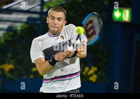 Dubai, VAE. 1. März 2019. Borna Coric spielt eine Rückhand gegen Roger Federer aus der Schweiz, die im Halbfinale der 2019 Dubai Duty Free Tennis Meisterschaften 2019. Coric verlor das Spiel in drei Saetzen. 2-6, 2-6 Credit: Feroz Khan/Alamy leben Nachrichten Stockfoto