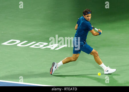 Dubai, VAE. 01. März, 2019. Roger Federer von der Schweiz in Aktion im semi Finale gegen Borna Coric von Kroatien während der Dubai Duty Free Tennis Meisterschaft am Dubai International Tennis Stadium, Dubai, UAE am 01. März 2019. Foto von Grant Winter. Credit: UK Sport Pics Ltd/Alamy leben Nachrichten Stockfoto