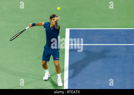 Dubai, VAE. 01. März, 2019. Roger Federer von der Schweiz dient im semi Finale gegen Borna Coric von Kroatien während der Dubai Duty Free Tennis Meisterschaft am Dubai International Tennis Stadium, Dubai, UAE am 01. März 2019. Foto von Grant Winter. Credit: UK Sport Pics Ltd/Alamy leben Nachrichten Stockfoto